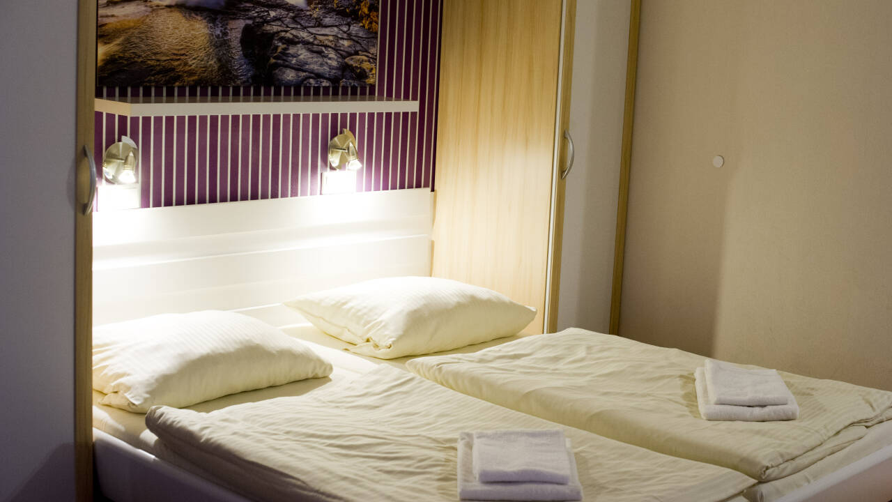 Hotellet tilbyder små værelser, hvor I kan slappe af efter en oplevelsesrig dag.