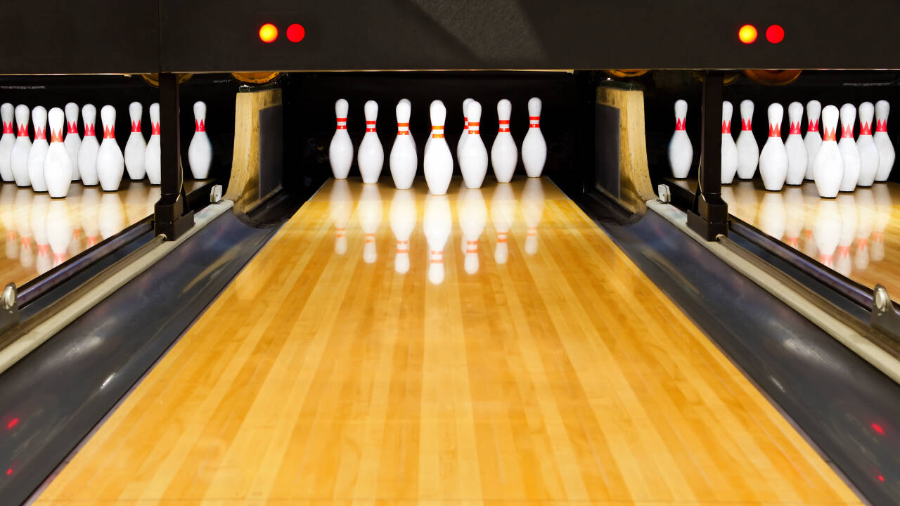 På hotellet kan dere utfordre hverandre i en runde bowling.