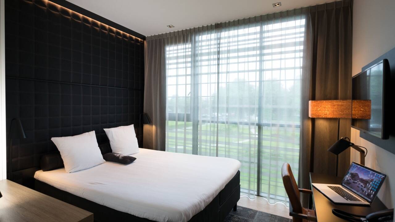 Hotellets rum är rymliga, har eget badrum och all komfort som kan förväntas av ett 4-stjärnigt hotell