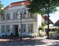 Hotel zur Linde har en herlig beliggenhet på torget i Meldorf rett ved byens flotte domkirke.