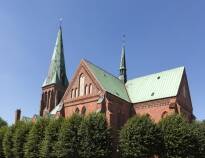 Domkyrkan i Meldorf är stadens absoluta mittpunkt och här kan ni uppleva flera olika byggnadsstilar. 