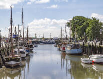Die kleine Hafenstadt Büsum liegt am Wattenmeer,  und ist mit schönen Straßen, Geschäften und Restaurants gefüllt.