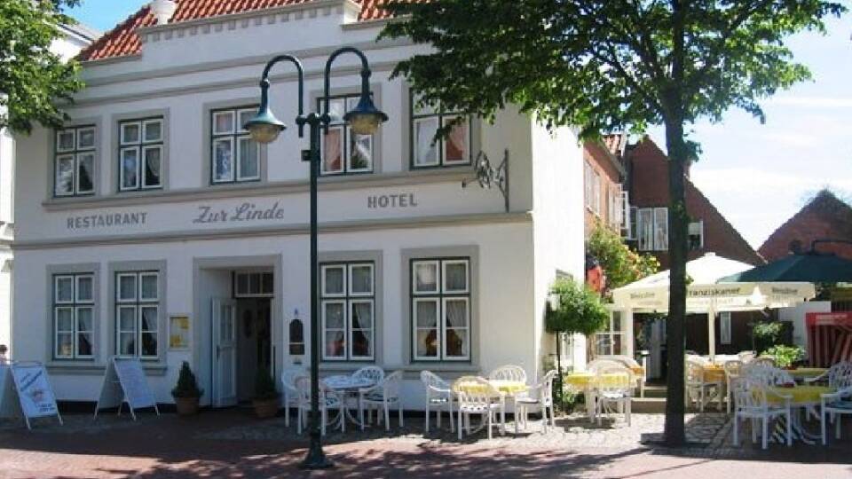 Hotel zur Linde har en dejlig beliggenhed på torvet i Meldorf lige ved byens flotte domkirke.