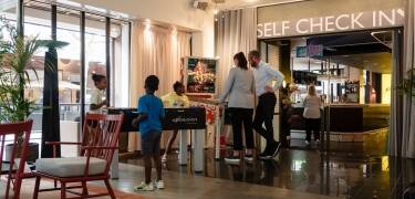 Willkommen im Hotel Lundia! Unkompliziertes Einchecken und eine entspannte Atmosphäre sorgen für einen erholsamen Aufenthalt.