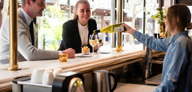 Nyt en drink og en lett matbit i hotellets avslappede bar og bistro.