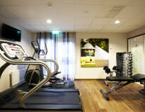 Halten Sie Ihr Trainingsprogramm während Ihres Urlaubs aufrecht und nutzen Sie den Fitnessraum des Hotels.