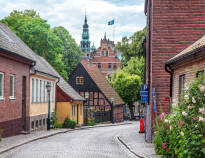 Entdecken Sie das Stadtzentrum von Lund mit seinen schönen Gebäuden und Kopfsteinpflasterstraßen.