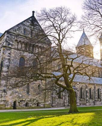 Besuchen Sie eines der großen Wahrzeichen der Stadt - die Kathedrale von Lund.