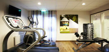 Halten Sie Ihr Trainingsprogramm während Ihres Urlaubs aufrecht und nutzen Sie den Fitnessraum des Hotels.
