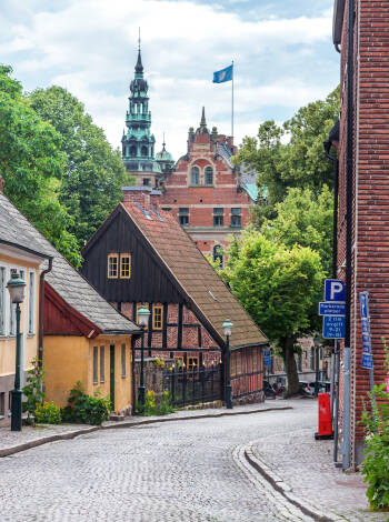 Upptäck Lunds stadskärna med vackra byggnader och kullerstensgator.