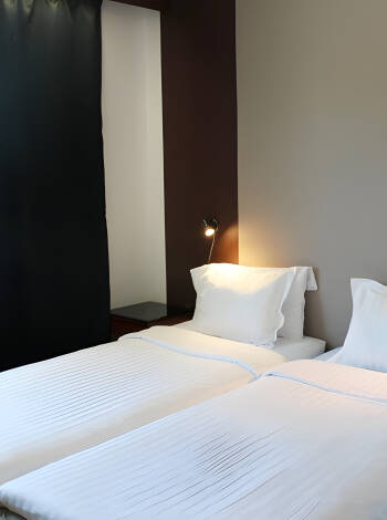 Hotellets rum är ljust inredda med parkettgolv och sängar från Hilding Anders.