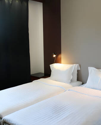 Hotellets værelser er lyse med parkettgulv og senge fra Hilding Anders.