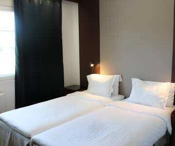 Hotellets rum är ljust inredda med parkettgolv och sängar från Hilding Anders.
