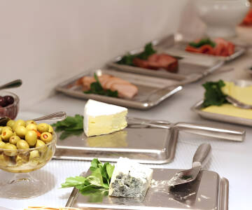 Hver morgen serveres der en stor morgenbuffet med et bredt udvalg af morgenbrød og pålæg.