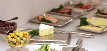 Varje morgon dukar man fram en stor frukostbuffé med alla tänkbara läckerheter.