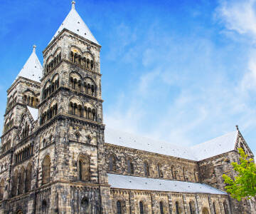Lunds imponerende katedral stod færdig i 1145 og er bestemt et besøg værd. Katedralens to tårne er 55 meter høje.