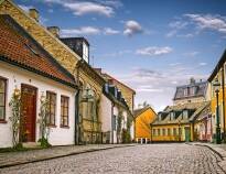 Upptäck Lund med charmiga historiska hus och kullerstensgator.