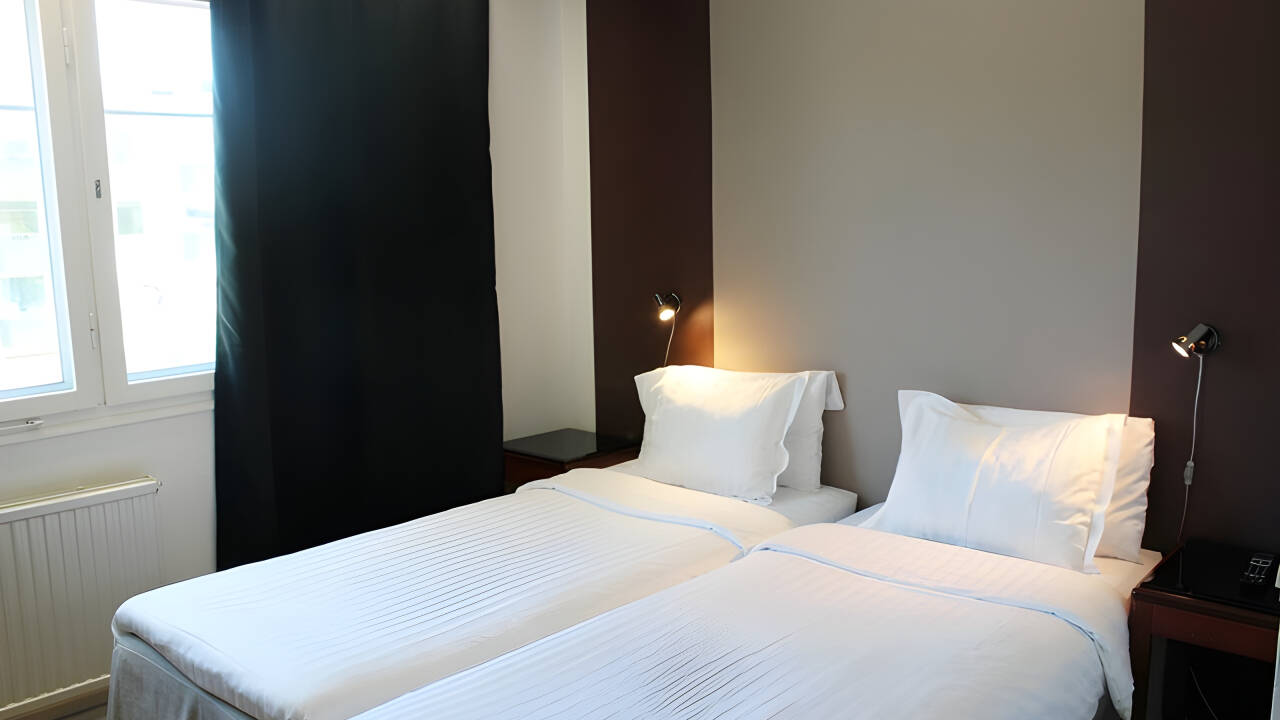 Hotellets værelser er lyse med parketgulve og senge fra Hilding Anders.