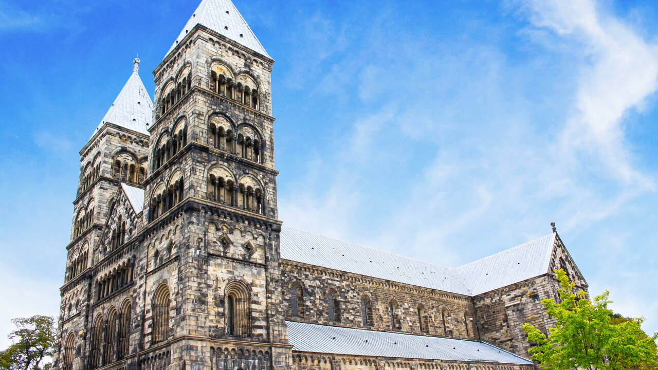 Lunds imponerende katedral stod færdig i 1145 og er bestemt et besøg værd. Katedralens to tårne er 55 meter høje.
