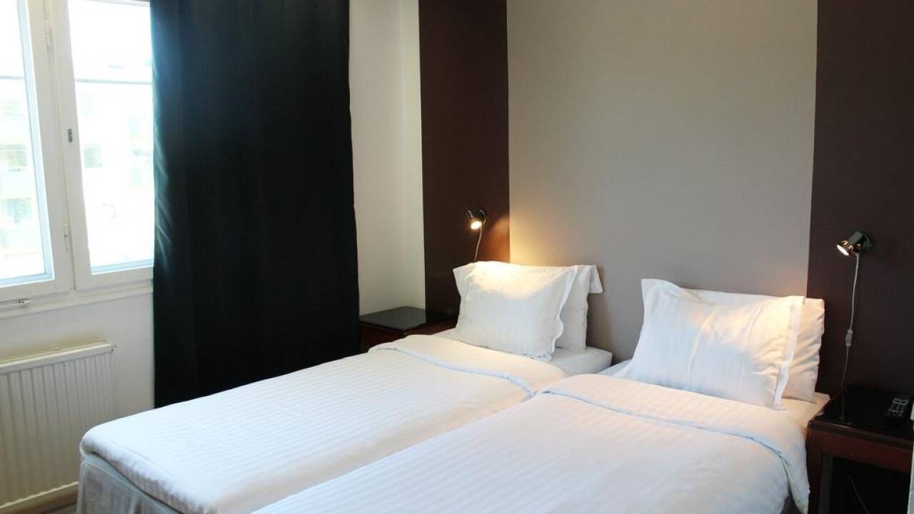 Hotellets værelser er lyse med parketgulve og senge fra Hilding Anders.