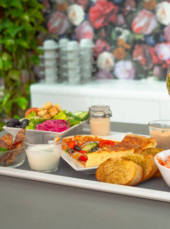 Varje morgon serverar hotellet en härlig frukost med både kalla och varma alternativ och ni kan välja att äta i hotellets utomhuspaviljonger eller den mysiga frukostlobbyn