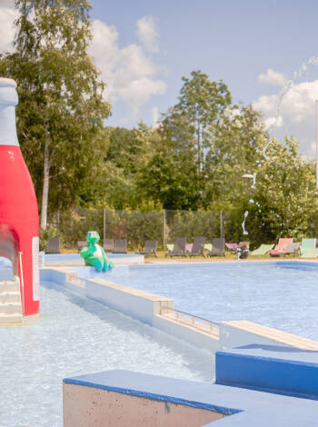 Vid hotellet hittar ni ett poolområde, äventyrsminigolf och en stor lekplats