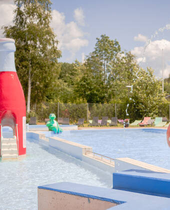 Directly connected to the hotel is a pool area, adventure golf and a large playground.
