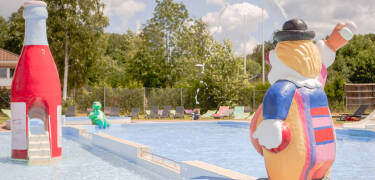 I forbindelse med hotellet finnes det et bassengområde, eventyrgolf og en stor lekeplass.