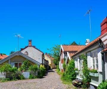 Missa inte att besöka Kalmar med den charmiga "Gamla stan", Kalmar slott och Café söderport.