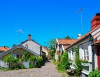 Missa inte att besöka Kalmar med den charmiga "Gamla stan", Kalmar slott och Café söderport.