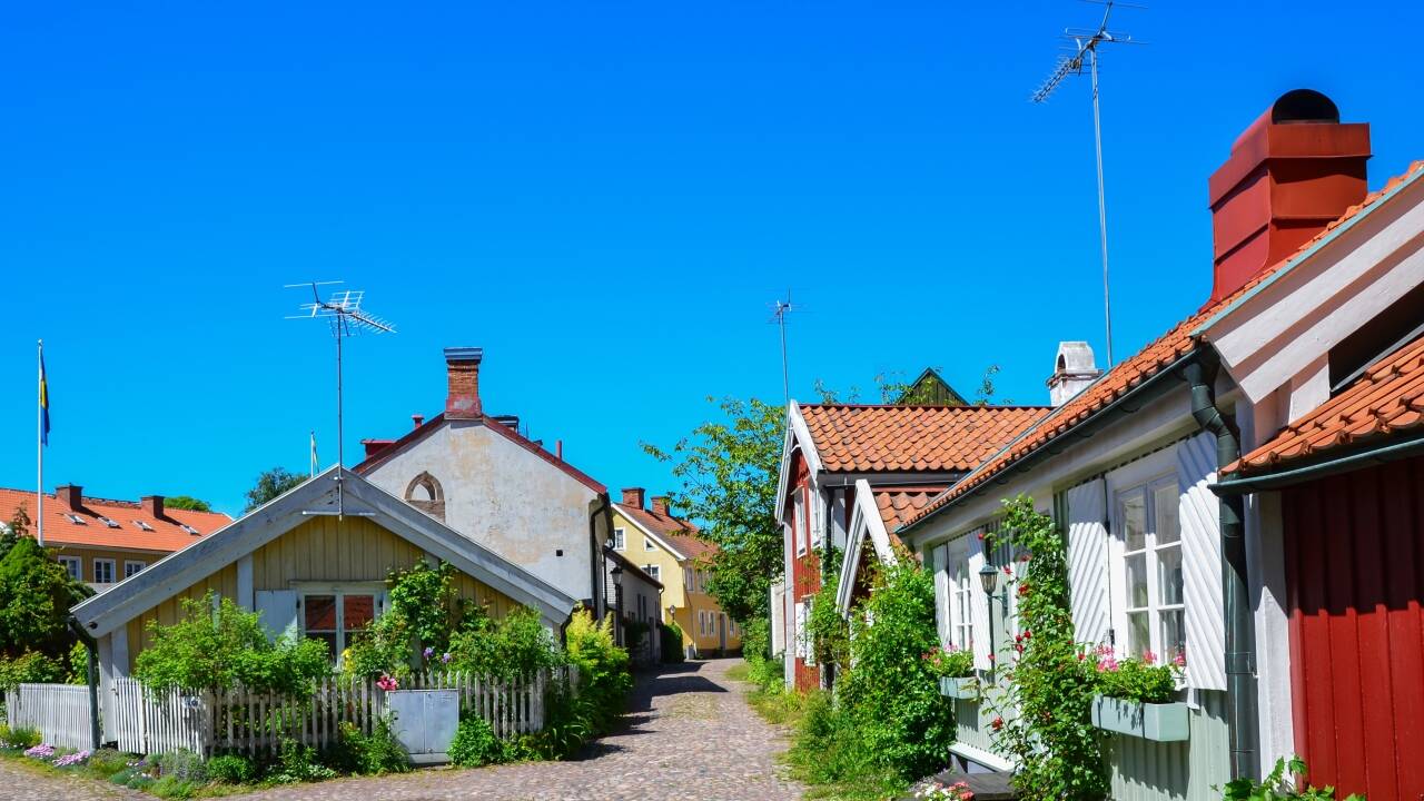 Missa inte att besöka Kalmar med den charmiga "Gamla stan", Kalmar slott och Café söderport.