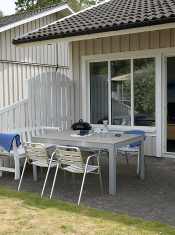Genießen Sie eine eigene Terrasse mit Sitzbereich und Grill für gemütliche Abende.