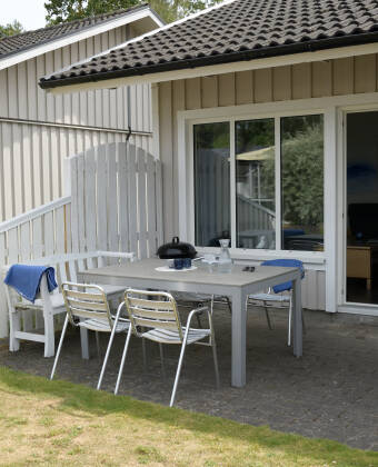 Njut av privat terrass med utemöbler och grill för mysiga kvällar.