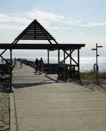 Direkter Zugang zum Täppet-Strand lädt zum entspannten Verweilen am Meer ein.