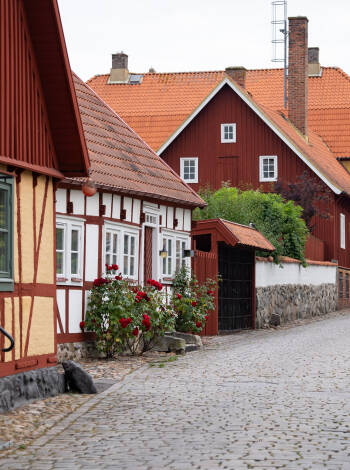 Åhus bjuder på en charmig kustatmosfär nära lokala sevärdheter.