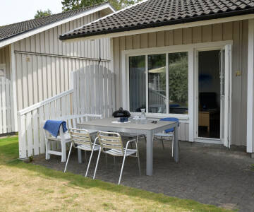 Njut av privat terrass med utemöbler och grill för mysiga kvällar.