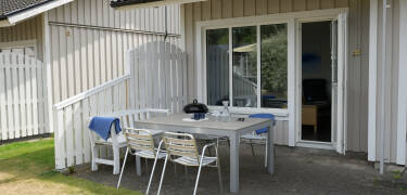 Nyt privat terrasse med utemøbler og grill for stemningsfulle kvelder.