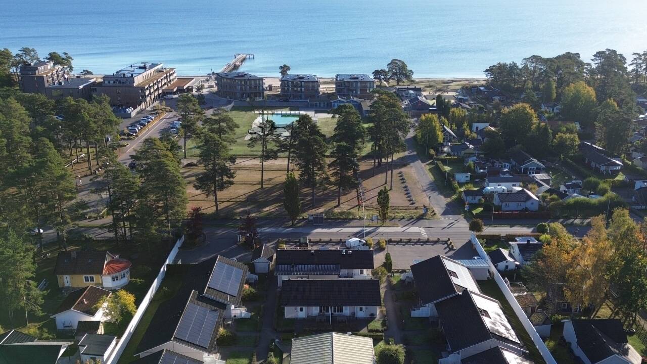Erwachen Sie mit Meerblick und sanftem Wellenrauschen in einer friedlichen Umgebung bei Åhus Havsvillor.