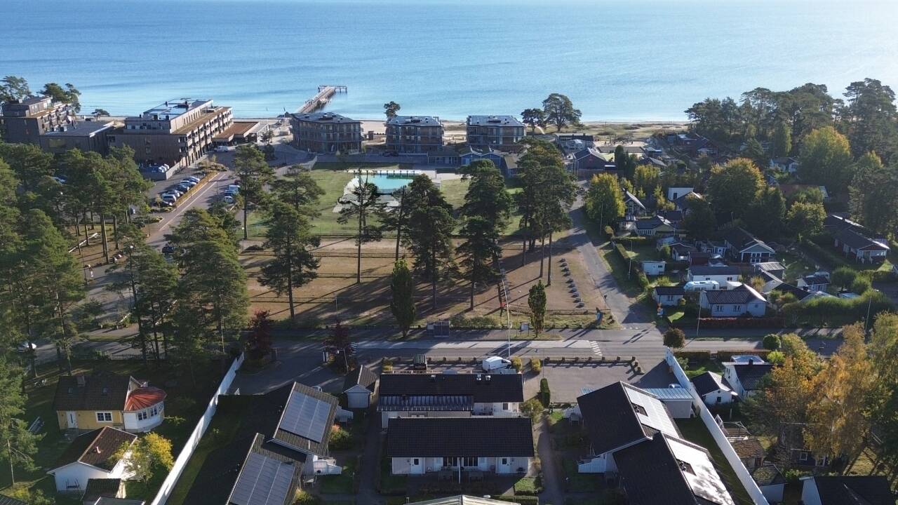 Vakna till havsutsikt och vågornas rogivande ljud i en stillsam miljö på Åhus Havsvillor.