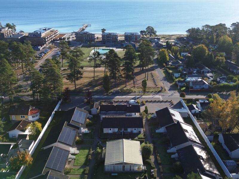 Erwachen Sie mit Meerblick und sanftem Wellenrauschen in einer friedlichen Umgebung bei Åhus Havsvillor.