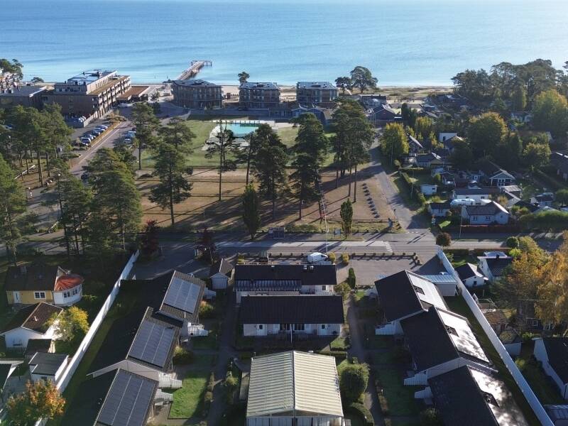 Erwachen Sie mit Meerblick und sanftem Wellenrauschen in einer friedlichen Umgebung bei Åhus Havsvillor.