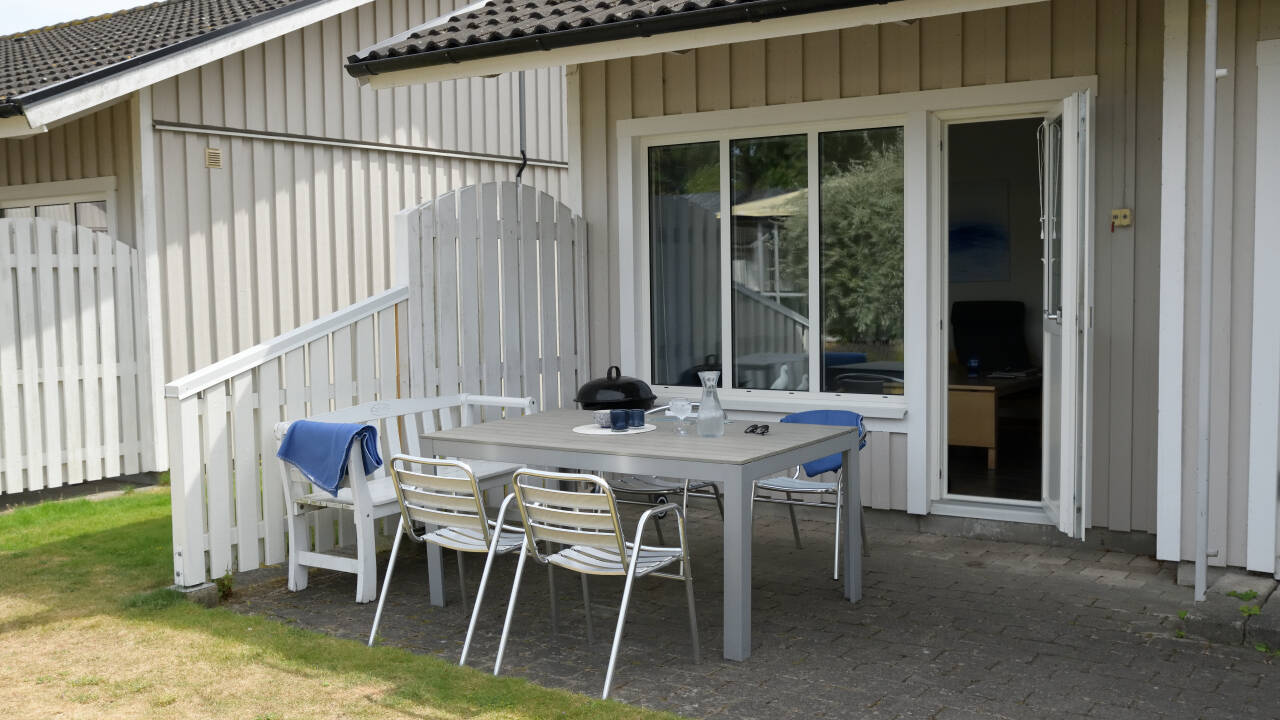 Nyt privat terrasse med utemøbler og grill for stemningsfulle kvelder.