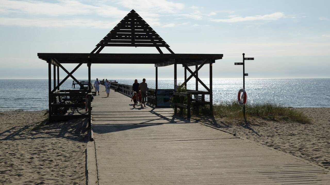 Direkter Zugang zum Täppet-Strand lädt zum entspannten Verweilen am Meer ein.