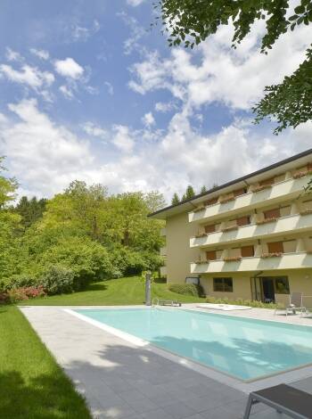 Das Hotel befindet sich im norditalienischen Kurort Comano Terme, umgeben von wunderschönen Bergen, Parks und UNESCO-geschützten Gebieten.
