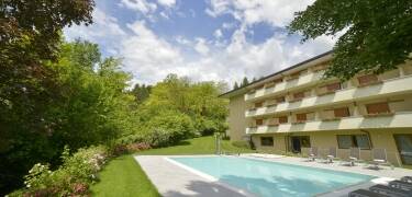 Hotellet ligger i den norditalienska spa-orten Comano Terme, omgivet av vackra berg, parker och områden från UNESCO:s världsarvslista.