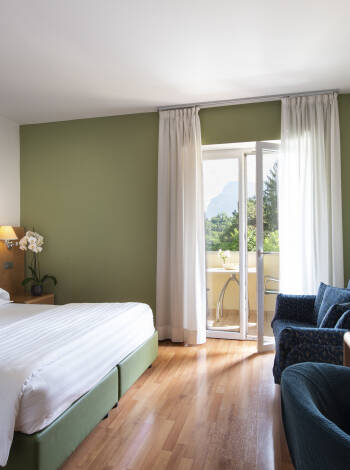 Die Zimmer sind in die Themenbereiche Relax, Natur, Life, Balance und Vital unterteilt und bieten alle 4-Sterne-Komfort und einen Balkon mit Aussicht.