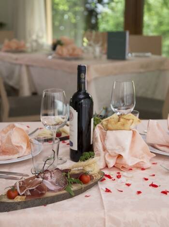 Das Restaurant bietet exquisite Gerichte aus der Region, die in einer romantischen Umgebung serviert werden.
