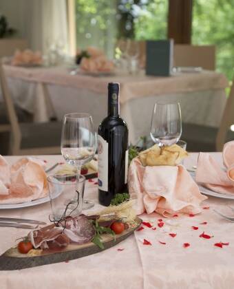 Restauranten byr på utsøkte retter fra regionen som nygtes i romantiske omgivelser.