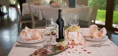 Restaurangen bjuder på utsökta regionala rätter i romantiska omgivningar.