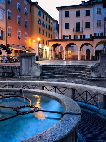Machen Sie einen Ausflug im Auto und entdecken Sie die schönen Städte der Umgebung, z. B. Riva Del Garda.